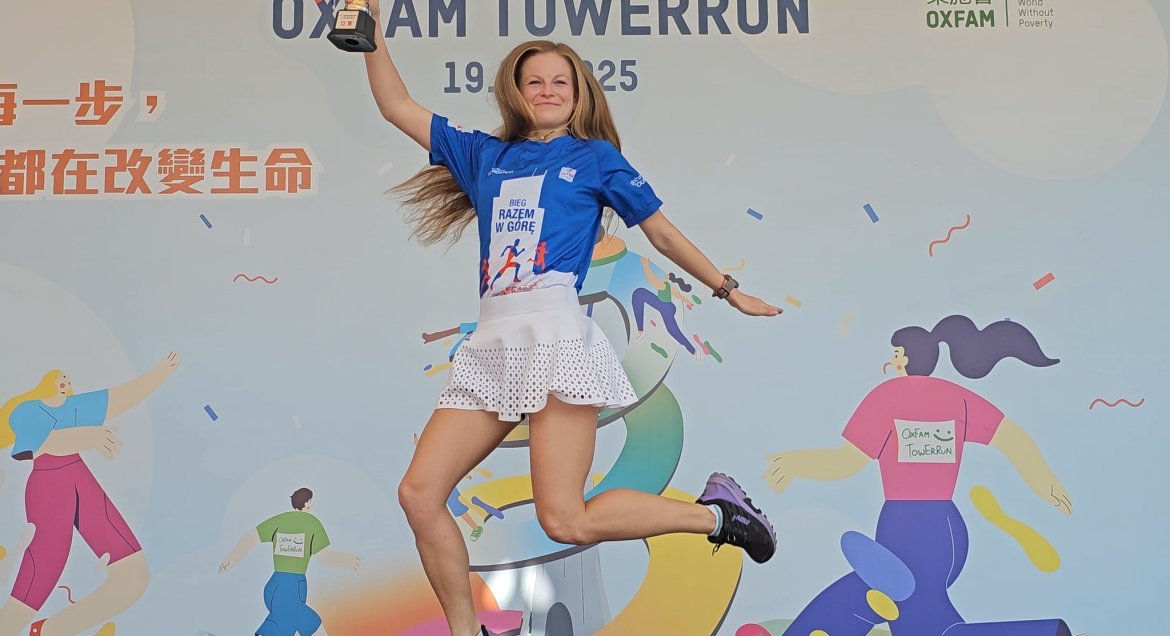 Klaudia Krajewska na podium z pucharem