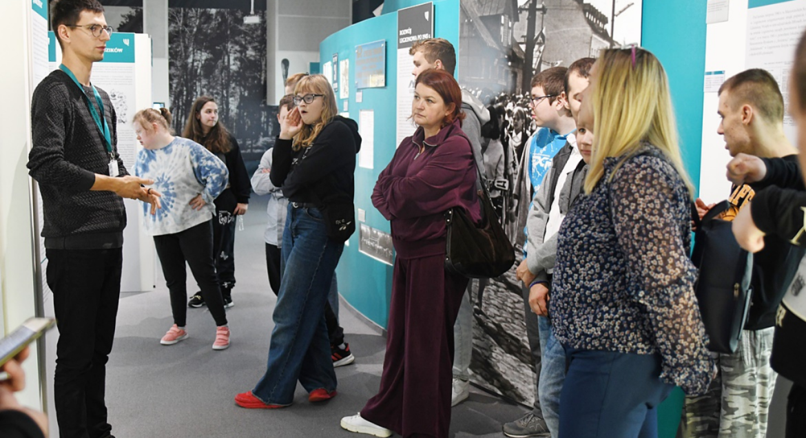 Na zdjęciu uczestnicy wydarzenia o nazwie Dzień w Muzeum Historycznym w Legionowie