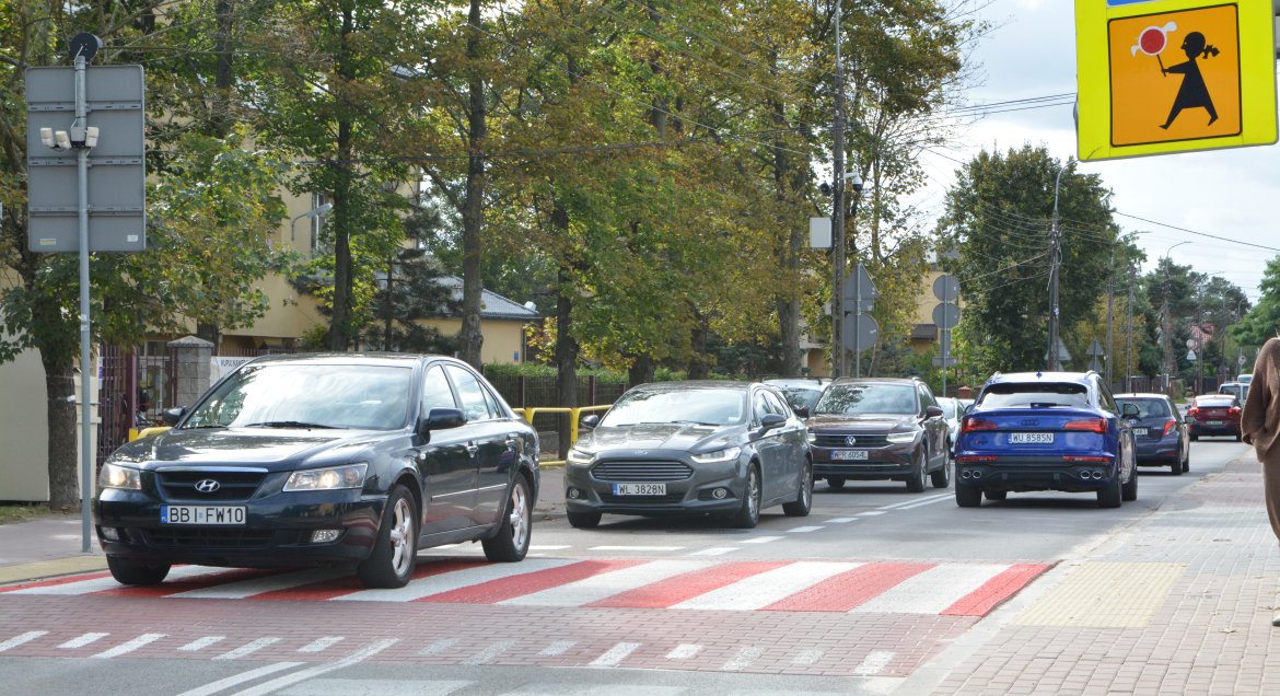 Na zdjęciu samochody przed przejściem dla pieszych