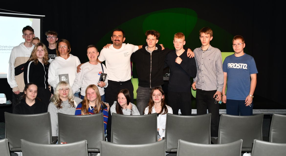 Zdjęcie grupowe - młodzież z Michałem Koterskim gosciem spotkania.