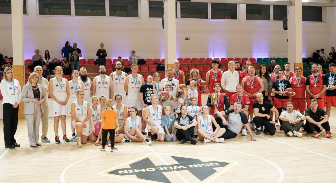 Na zdjęciu wszyscy gracze meczy charytatywnego