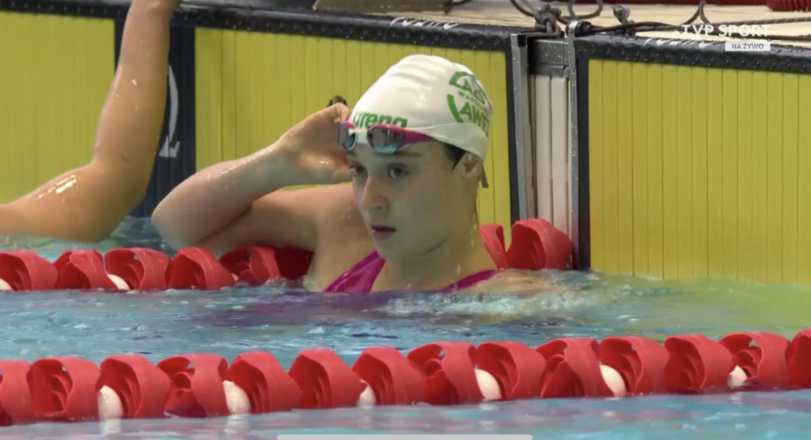Na zdjęciu Antonina Pietuch na pływalni podczas zawodów