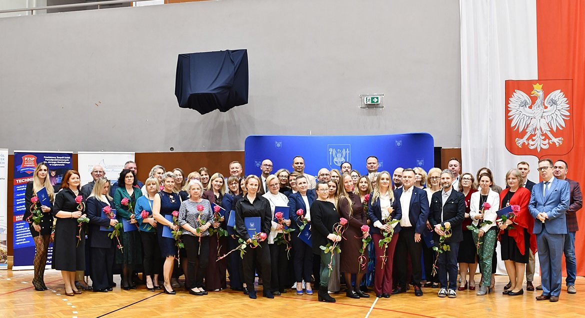 Zdjęcie grupoew: nauczyciele, dyraktorzy, wladze powiatu oraz przedsiębiorcy podczas uroczystoci z okazji Dnia Edukacji Narodowej.