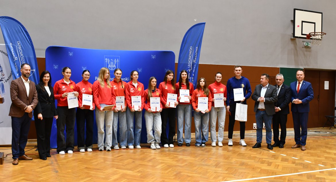 Na zdjęciu wyróżnieni podczas wydarzenia za I miejsce w finałach Warszawy i Mazowsza w piłce siatkowej