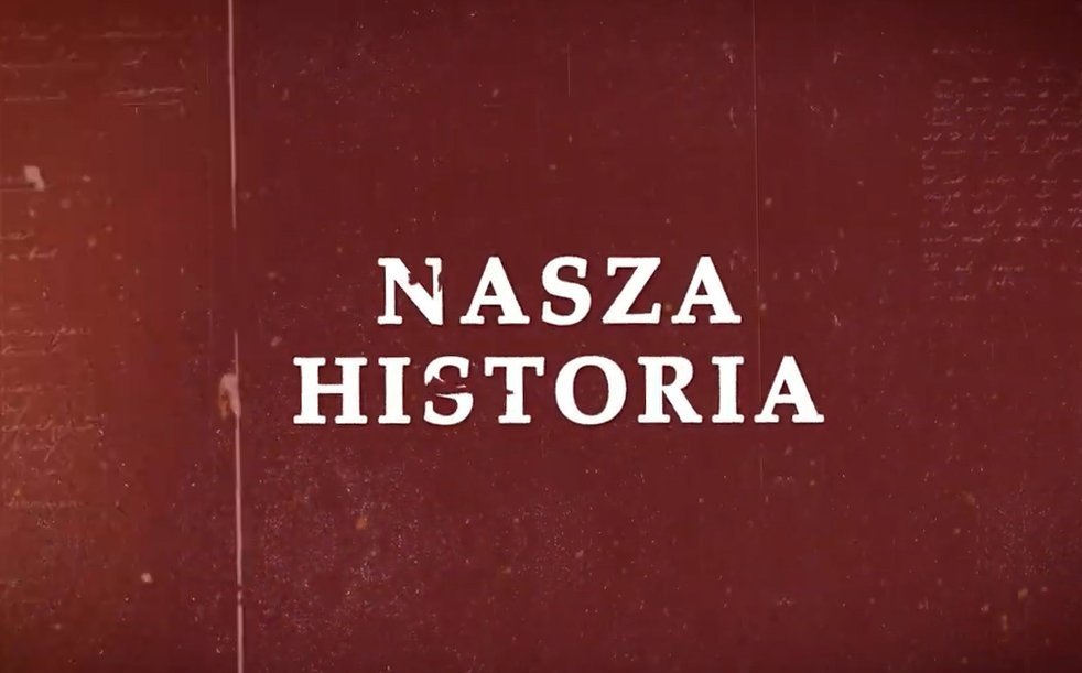 Bordowe tlo z białym napisem Nasza Historia