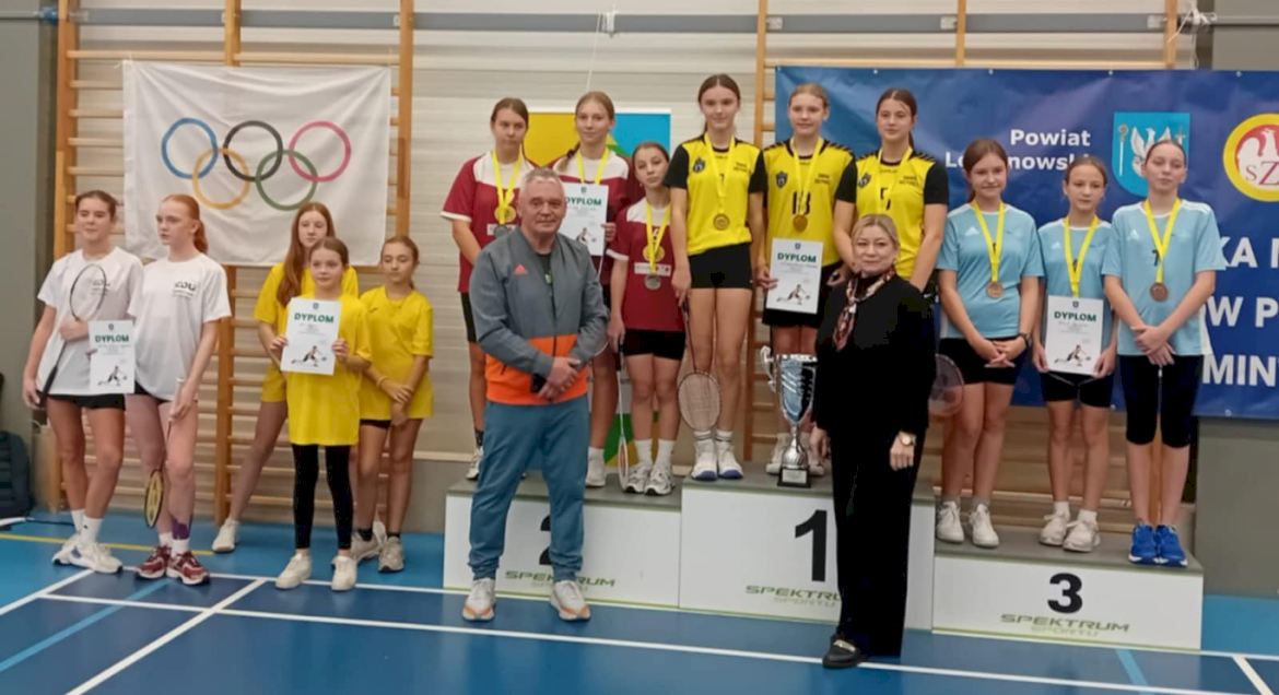 Na zdjęciu zwycięskie drużyny stojące na podium