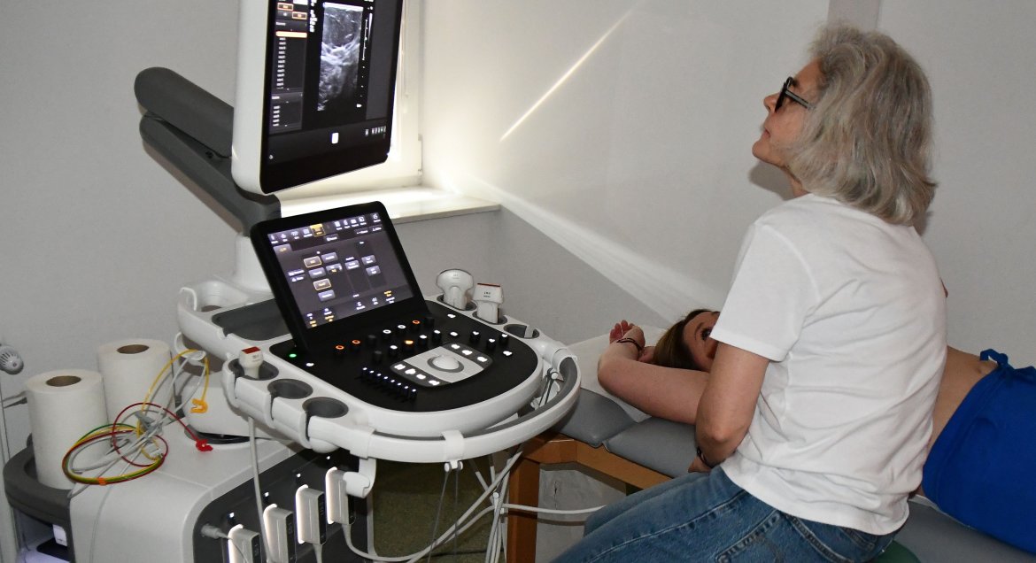 Lekarz wykonujący badanie ultrasonograficzne.