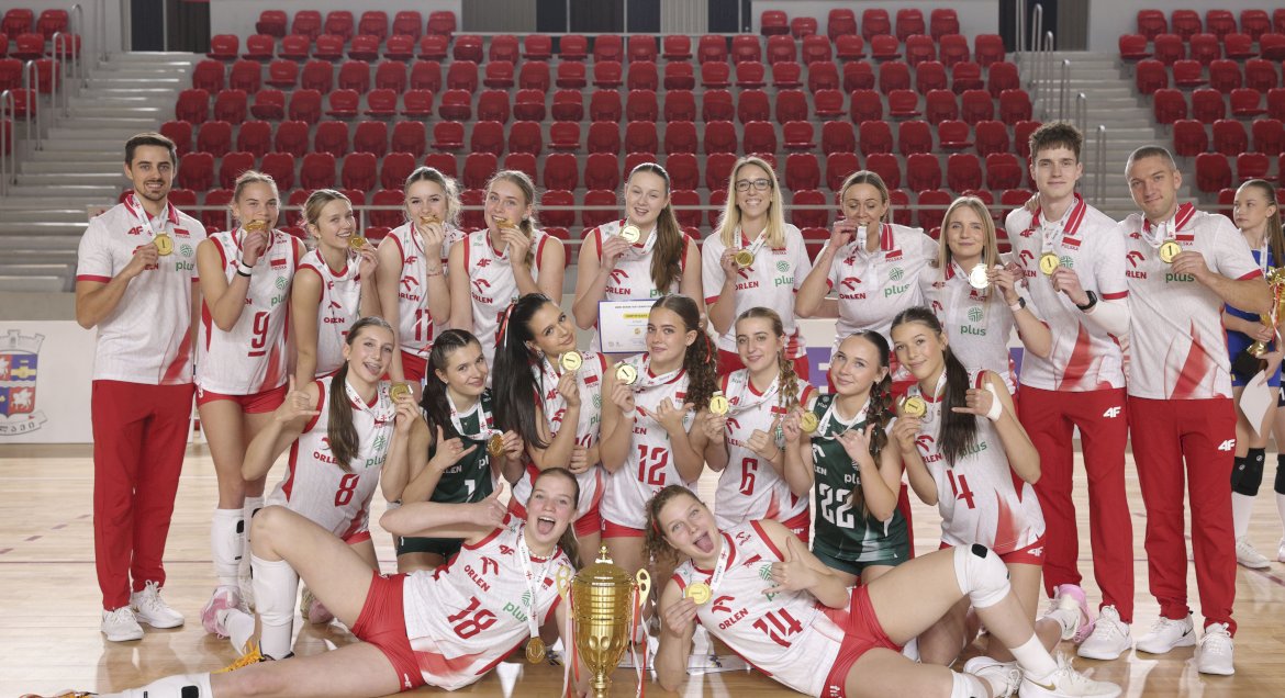 EEVZA Zdjęcie drużynowe Reprezentacji Polski z Mistrzostw Europy Wschodniej U18 w Gruzji. Zuzanna Szymczyk w środkowym rzędzie druga od prawej w zielonej koszulce z numerem 22