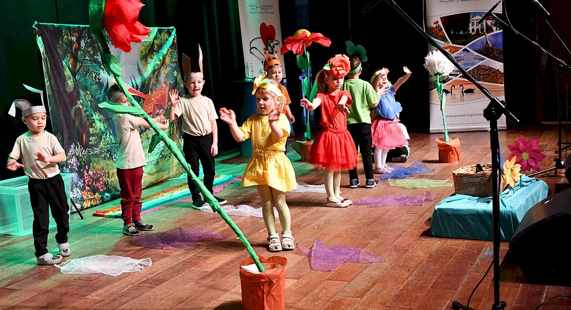 Dzieci w wieku przedszkolnym wystepujące na scenie