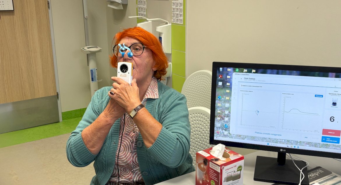 Na zdjęciu kobieta w trakcie badania spirometrycznego