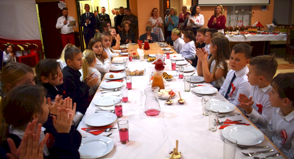 Na zdjęciu najmłodsi uczestnicy IX Obiadu Patriotycznego w Krubinie