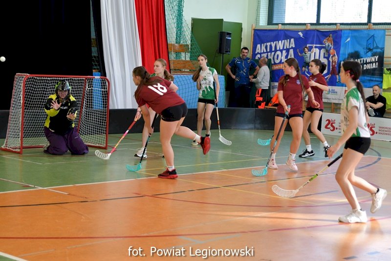 Na zdjęciu widać zaciętą grę dziewcząt w unihokeja