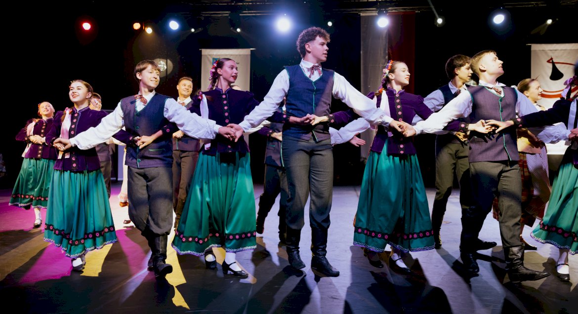 Na zdjęciu tancerze występujący w ludowych strojach