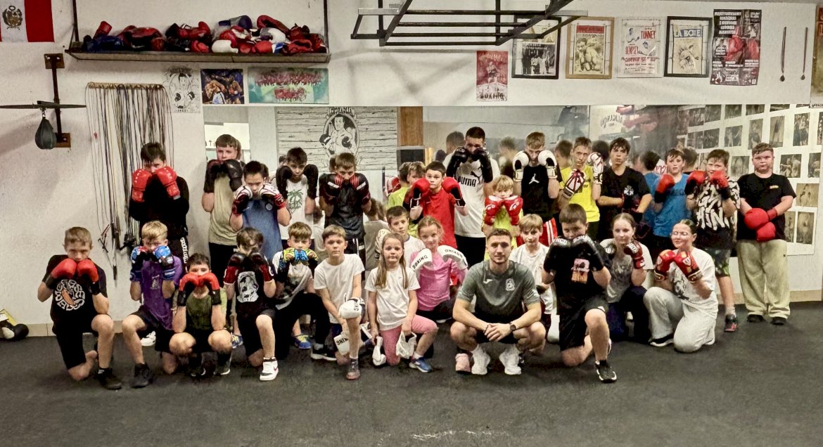 fot. Zdjęcie grupowe dzieci i młodzieży w Klubie Sportowym Aligancki BOKS