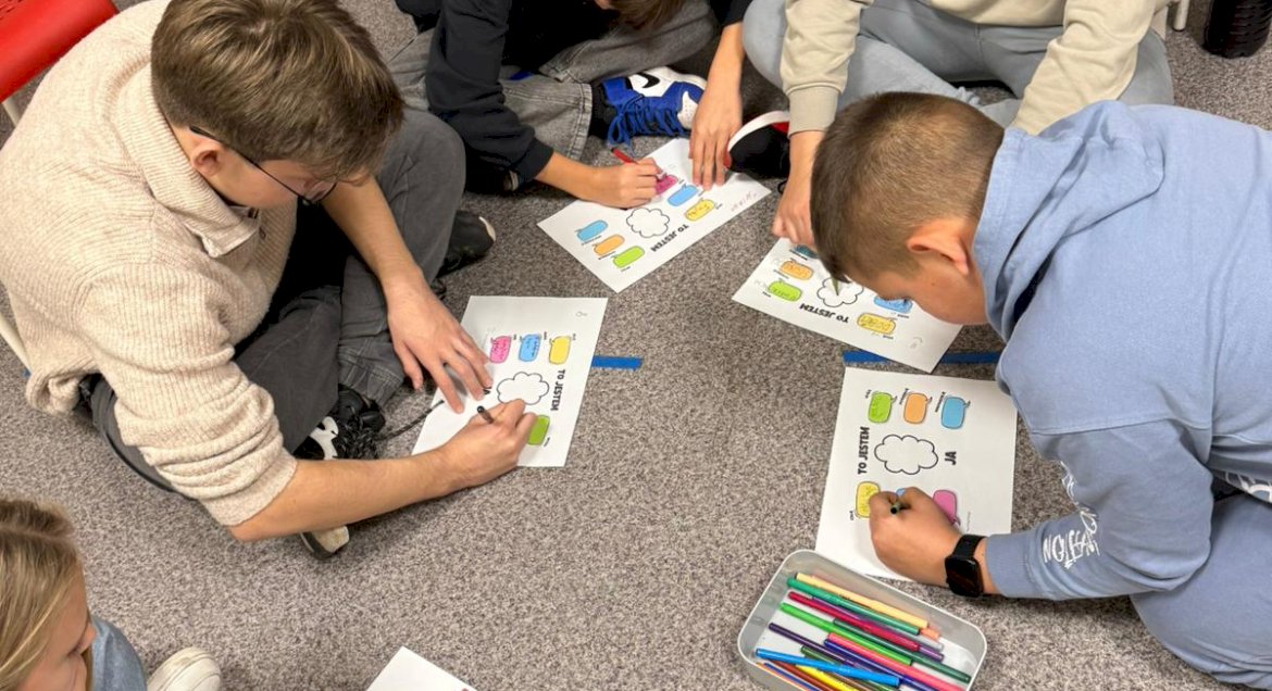 Na zdjęciu grupa uczniów ze szkół podstawowych uczestnicząca w warsztatach