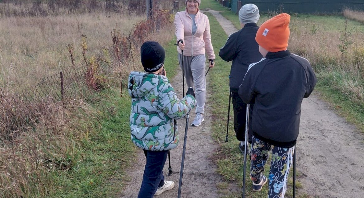 Na zdjęciu dzieci podczas treningu Nordic Walking