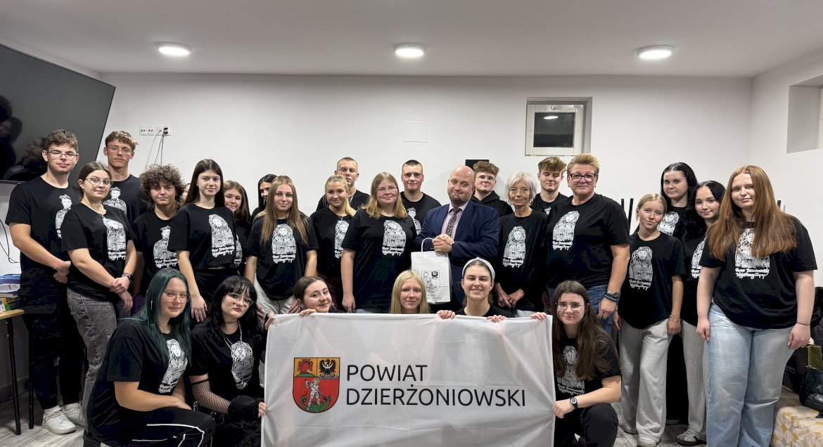 Na zdjęciu grupa młodych ludzi z powiatu Dzierżoniowskiego z wicestarostą Konradem Michalskim