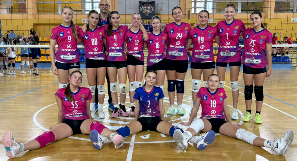 Na zdjęciu siatkarki z UKS Dębina Nieporęt