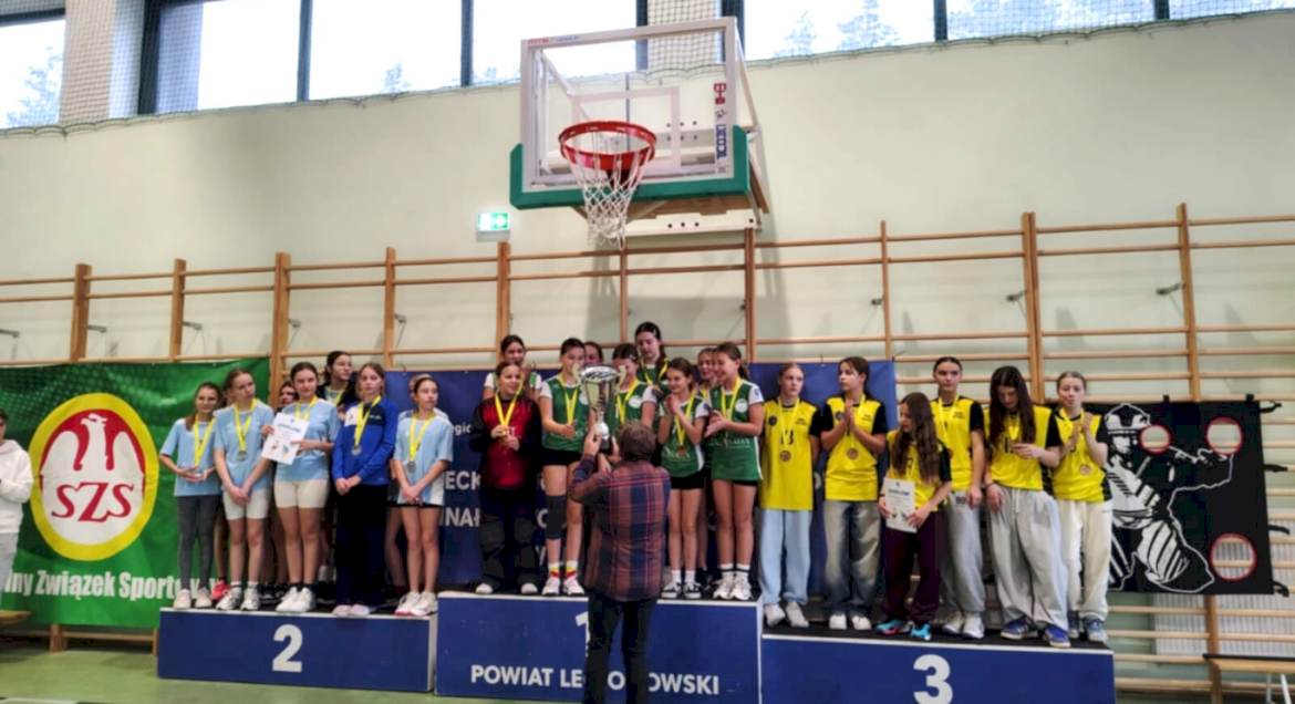 Na zdjęciu są licealne siatkarki, które próbowały swoich sił w Mazowieckich Igrzyskach Młodzieży Szkolnej