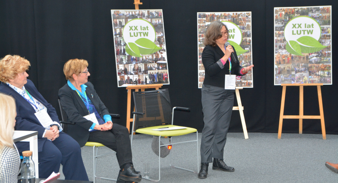 Na zdjęciu prelegentka zaproszona na VII Konwent Mazowieckich Rad Seniorów