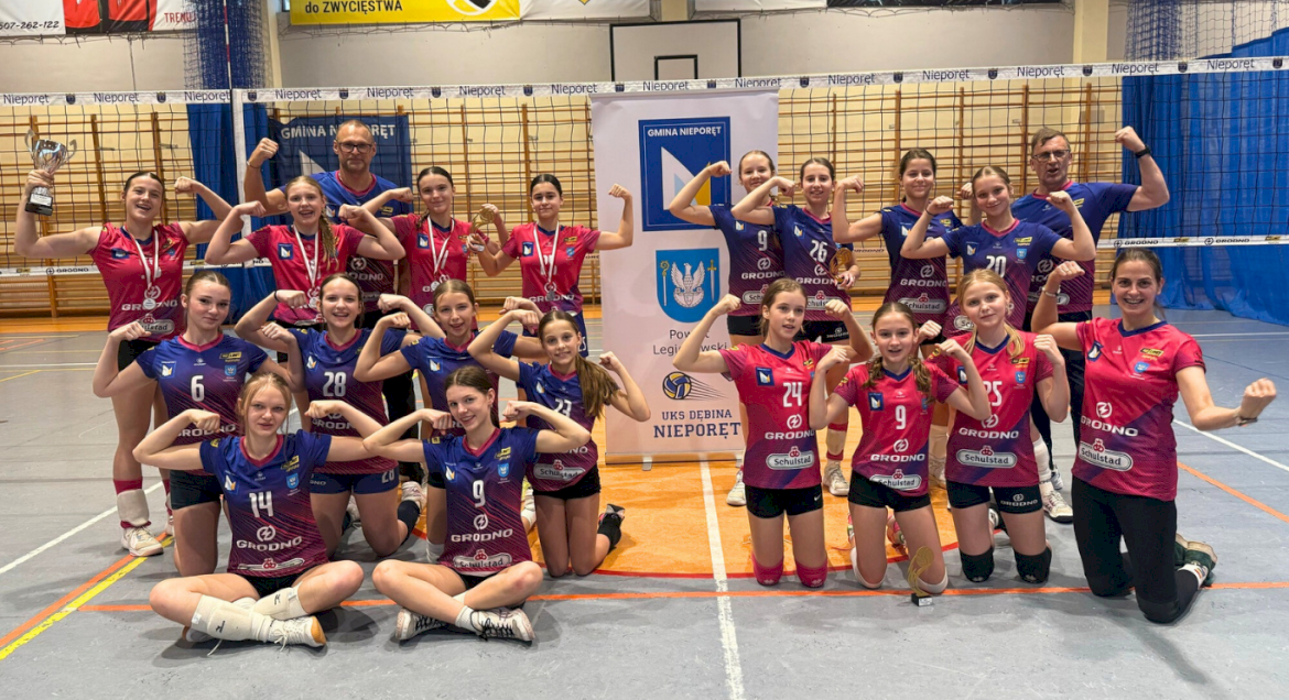 Na zdjęciu zawodniczki, które stanęły na podium Ogólnopolskiego Turnieju Minisiatkówki dziewcząt w kategorii czwórki