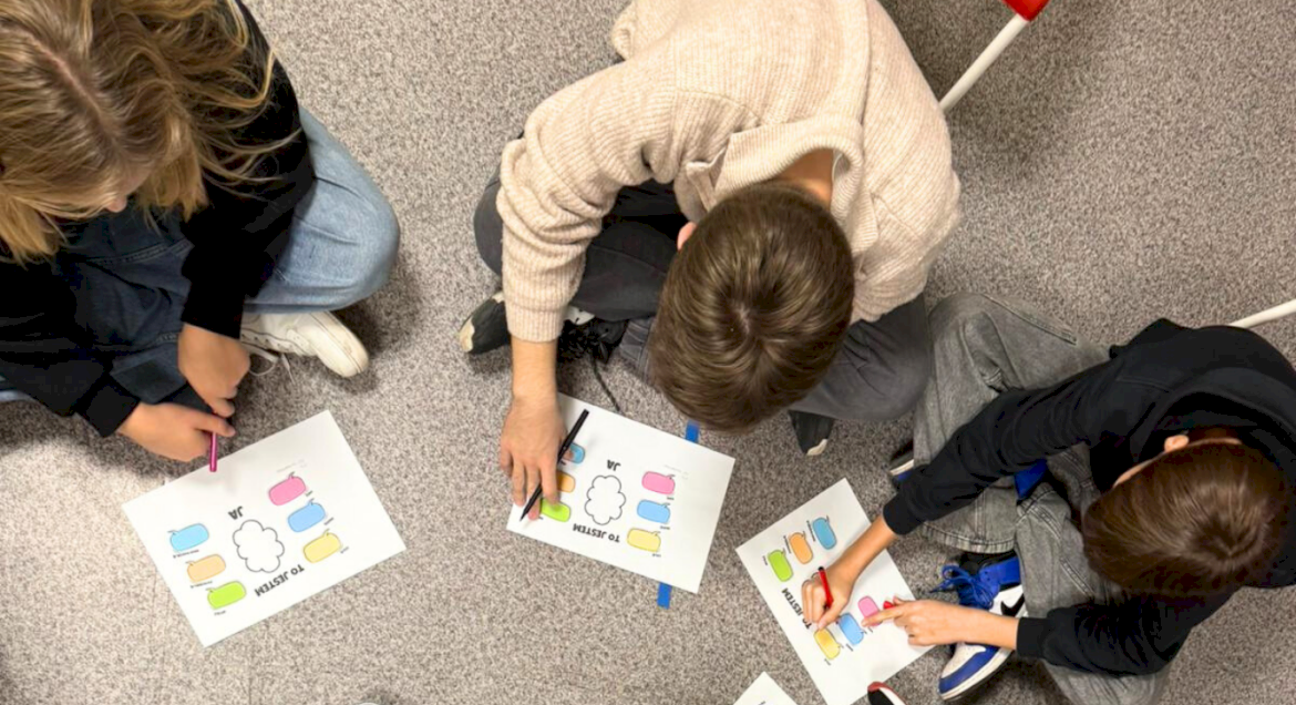 Na zdjęciu młodzież pracująca na kartach pracy