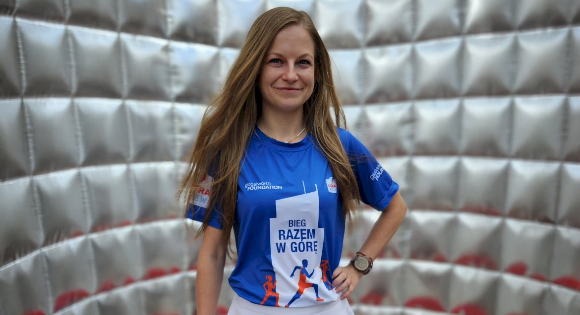 Zdjęcie Klaudii Krajewskiej na szarym tle fot. Krzysztof Romaniuk