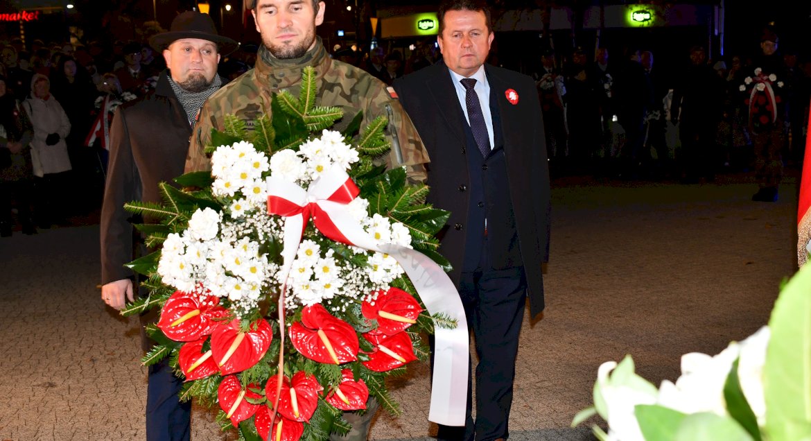 Delegacja Powiatu Legionowskiego składa kwiaty pod pomnikiem marsz. Józefa Piłsudskiego w Legionowie