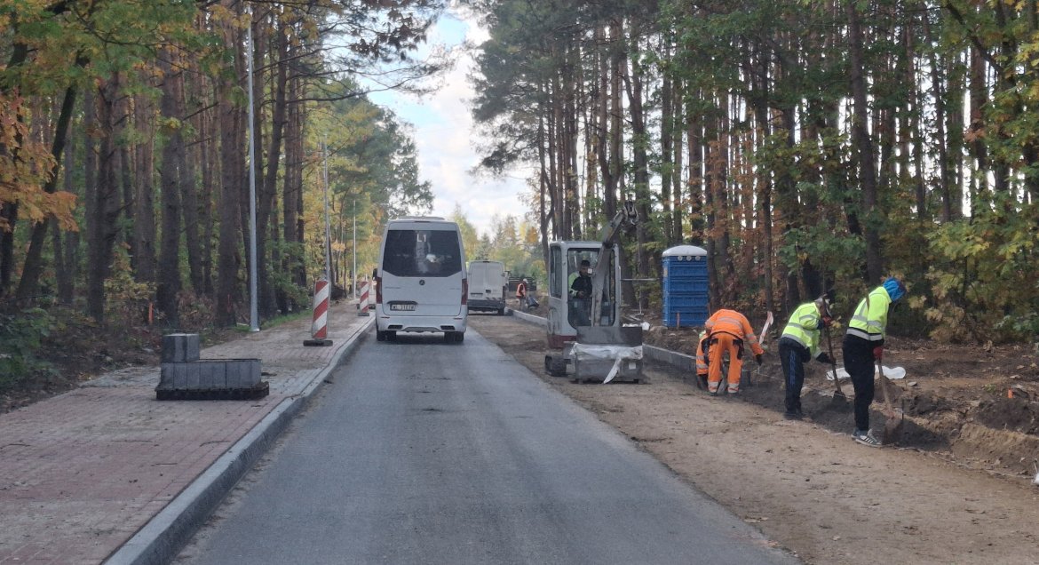Zdjęcie - Pracownicy na budowie drogi powiatowej w Stanisławowie
