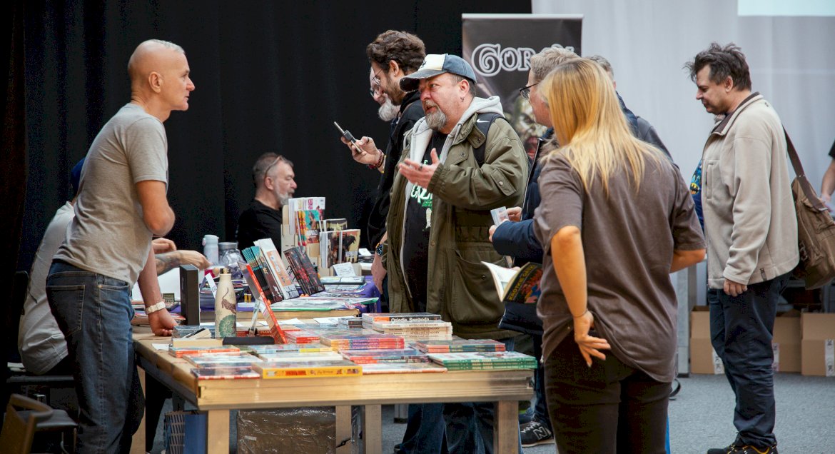 Na zdjęciu widać zgromadzonych wielu fanów komiksów