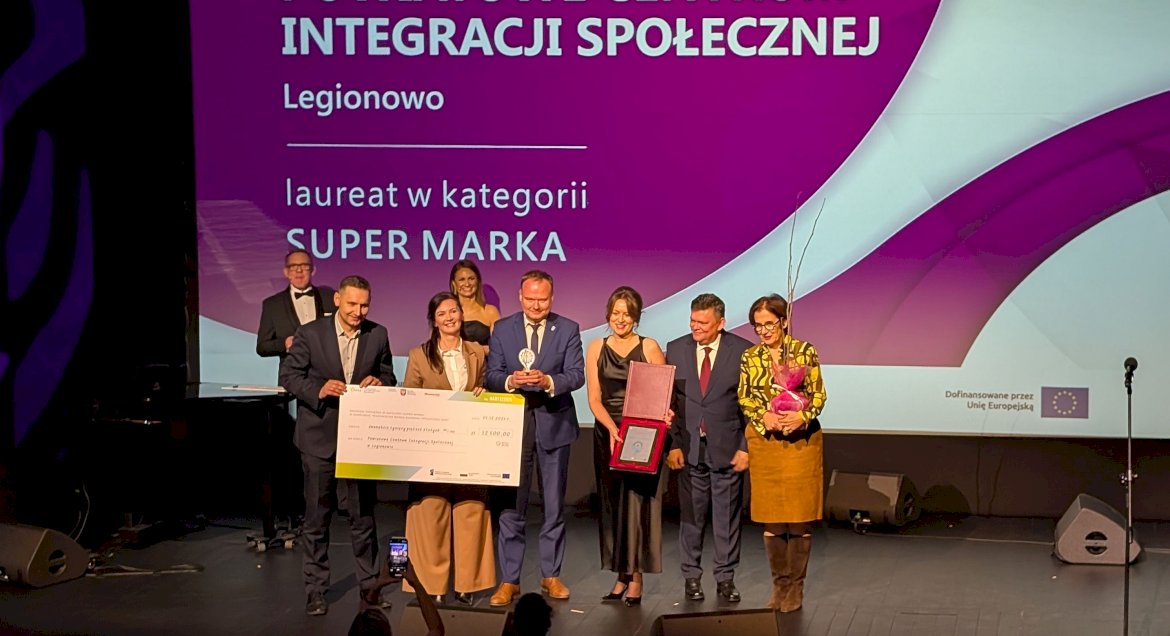 Na scenie laureaci odbierają wyróżnienie