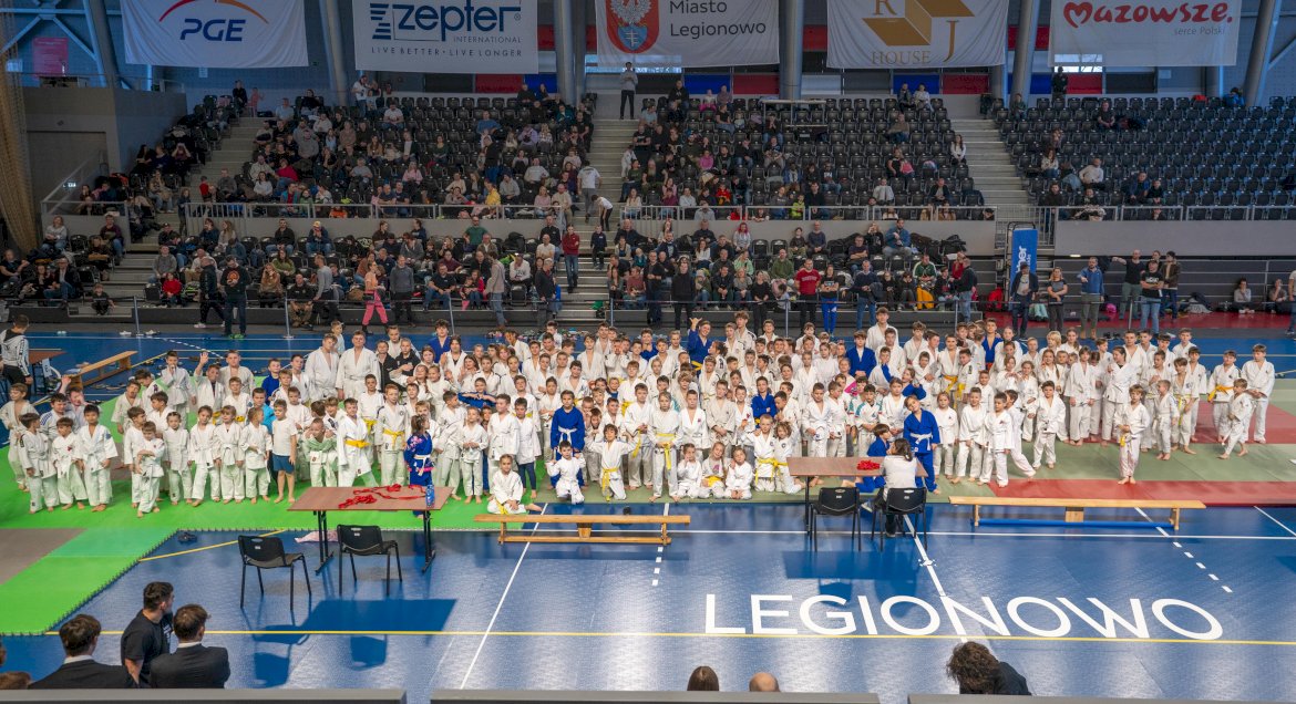 Judocy w Arenie Legionowo, liczna grupa, foto z daleka