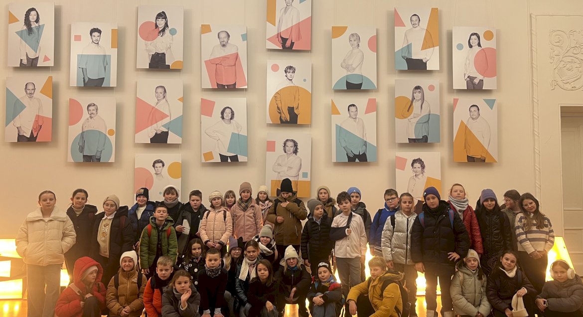 Na zdjęciu grupa uczniów w holu teatru