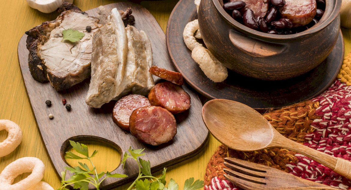 fot. źródło <a href="https://pl.freepik.com/darmowe-zdjecie/fasola-i-kielbaski-danie-pod-wysokim-katem_10871577.htm#fromView=search&page=1&position=9&uuid=ccf55320-7459-4b7a-ac8f-bafd7c383305&query=tradycyjna+polska+%C5%BCywno%C5%9B%C4%87">Obraz autorstwa freepik</a>