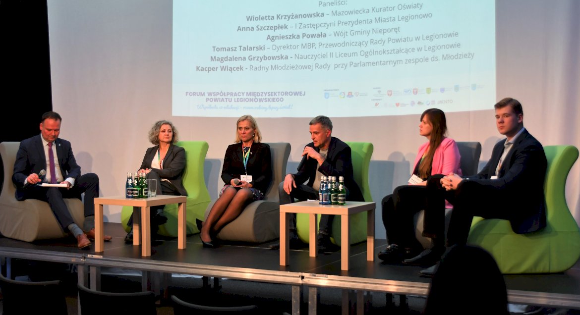 Paneliści Forum siedzący na fotelach podczas dyskusji.