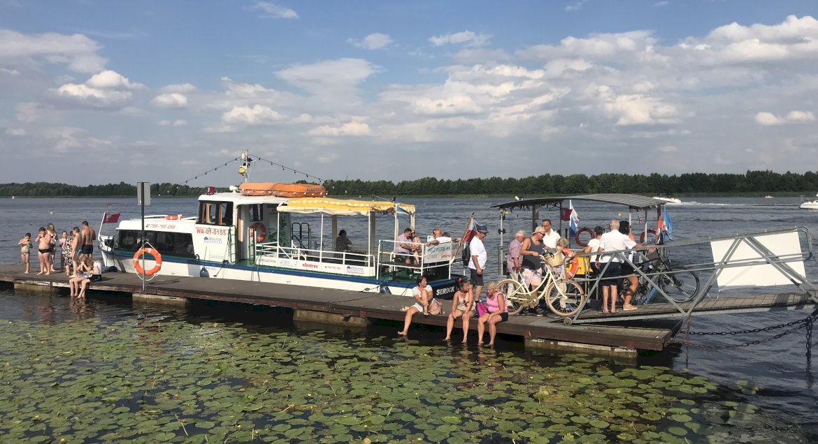 Zdjęcie statku wycieczkowego przy molo w Serocku