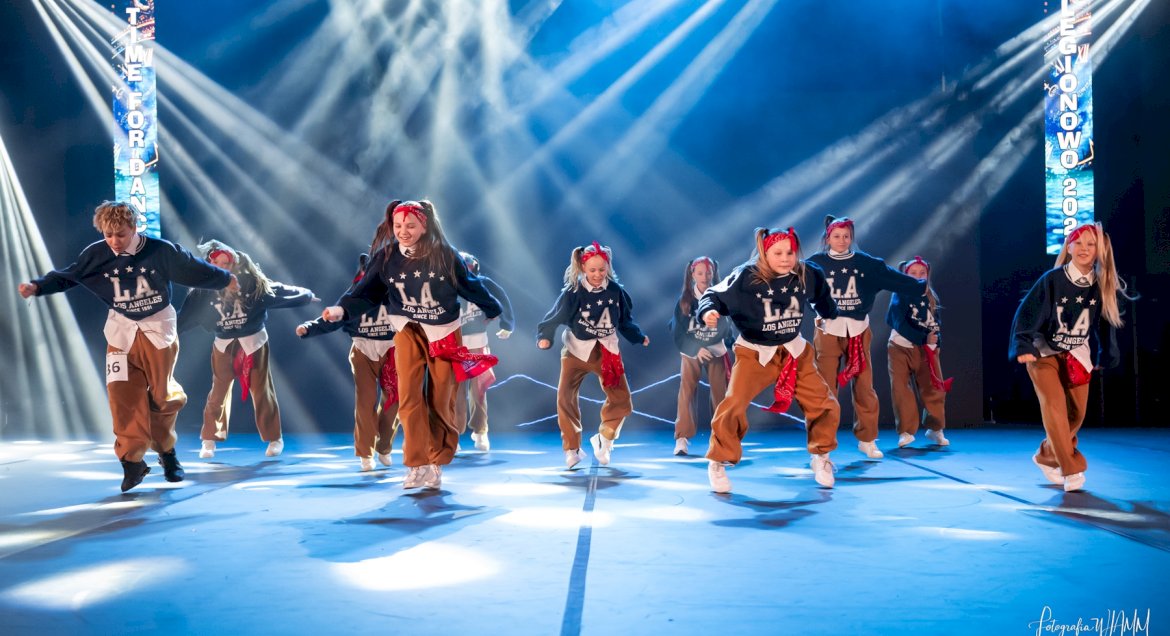 na zdjęciu uczestniczki turnieju tańczą na scenie, ubrane na sportowo