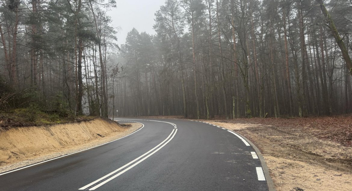 Fragment lsnej drogi w gminie Nieporęt z nowa nawierzchnią asfaltową.