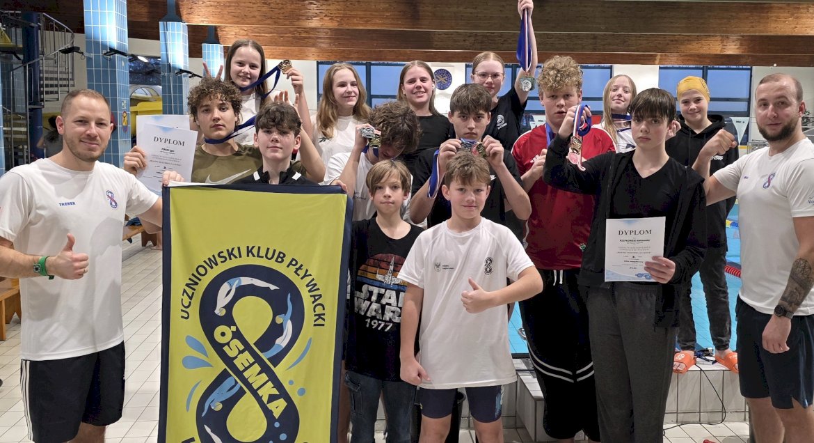 Zdjęcie grupowe zawodnków klubu UKP „Ósemka" Legionowo wraz z trenerami