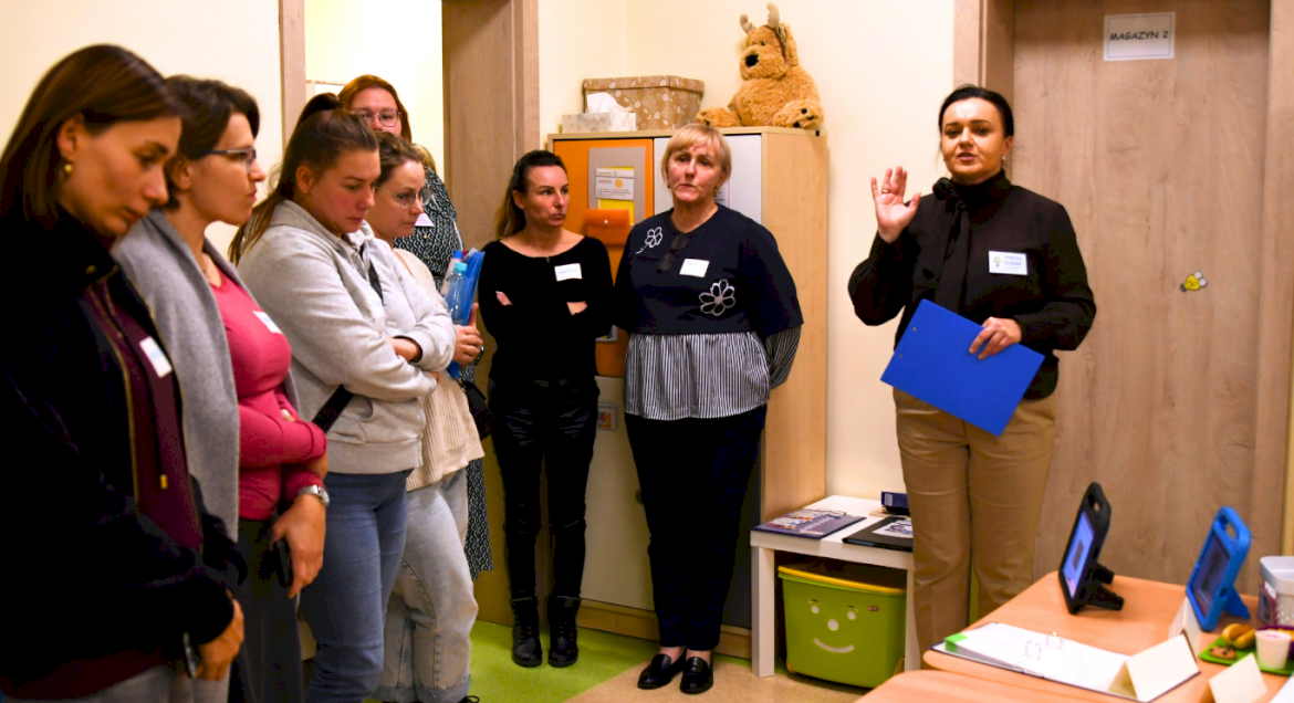 Na zdjęciu uczestniczki laboratorium terapeuty w Przedszkolu Specjalnym w Legionowie