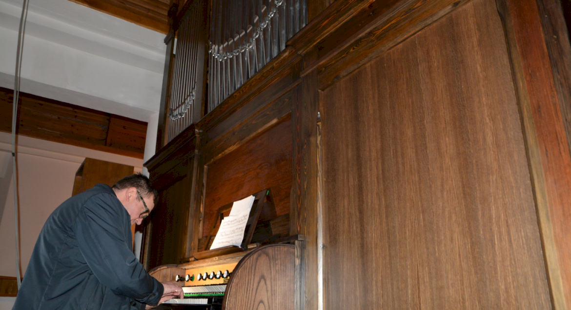 Na zdjęciu widoczny jest grający na kościelnych organach Jan Bokszczanin