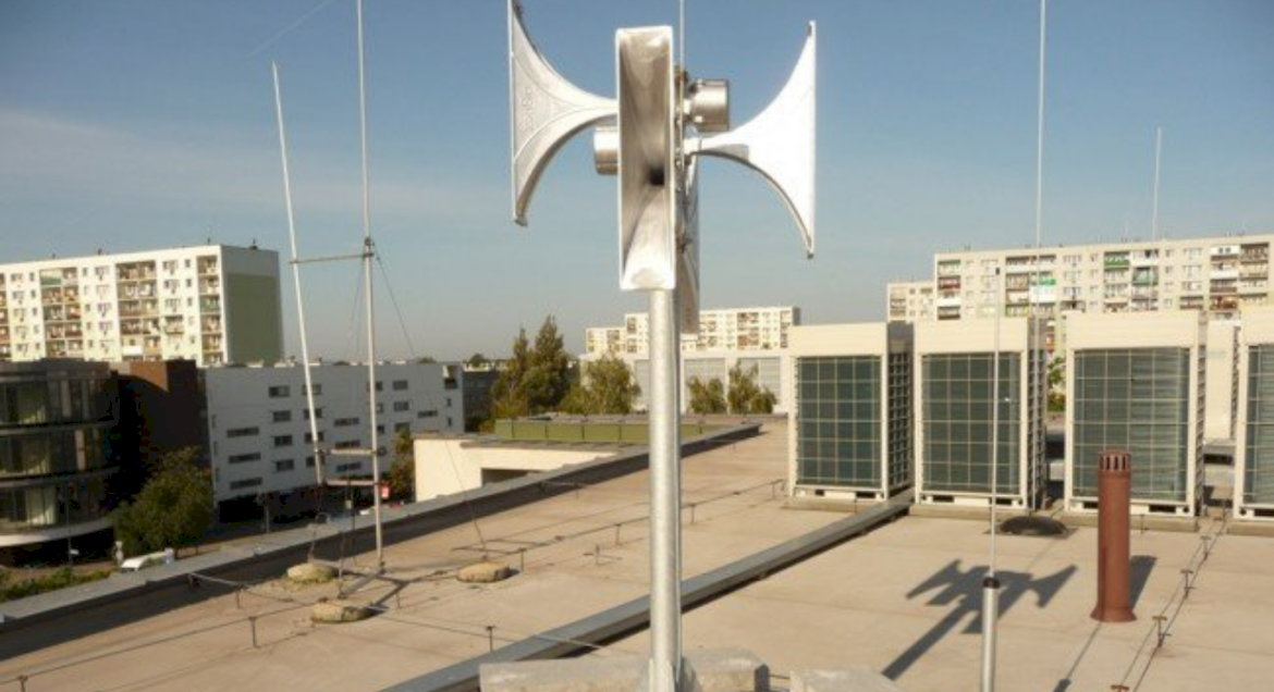 Na zdjęciu widać syreny zainstalowane na słupie