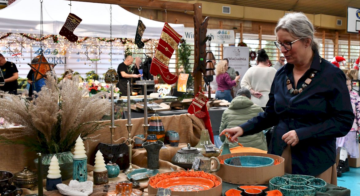 Stoisko ceramiki na targowisku