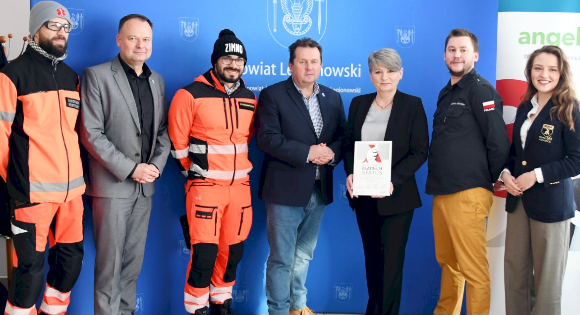 Na zdjęciu odznaczenii nagrodą, w tym dyrektor NZOZ Legionowo, starosta legionowski, członek zarządu oraz ratownicy