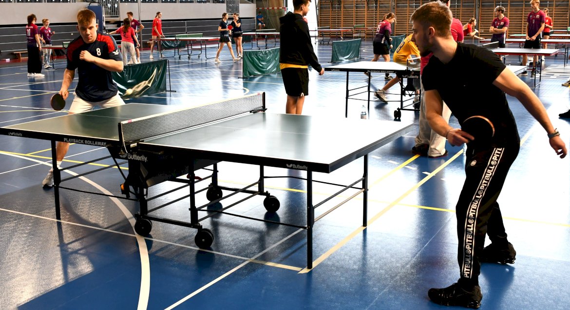 rozgrywki w tenisie na hali sportowej