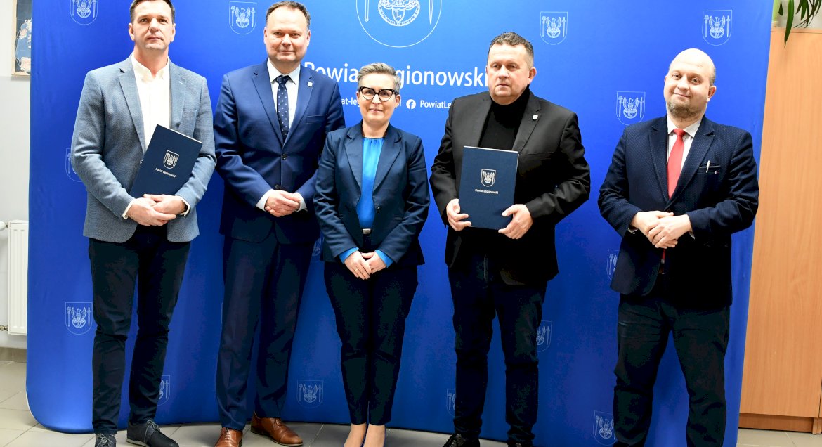 Na zdjęciu od lewej stoją właściciel G&G PROJEKT Paweł Golc, członek Zarządu Powiatu Marcin Fabisiak, dyrektor PZSP w Legionowie Katarzyna Jóźwik-Kaliszewska, starosta legionowski Roman Smogorzewski oraz wicestarosta legionowski Konrad Michalski