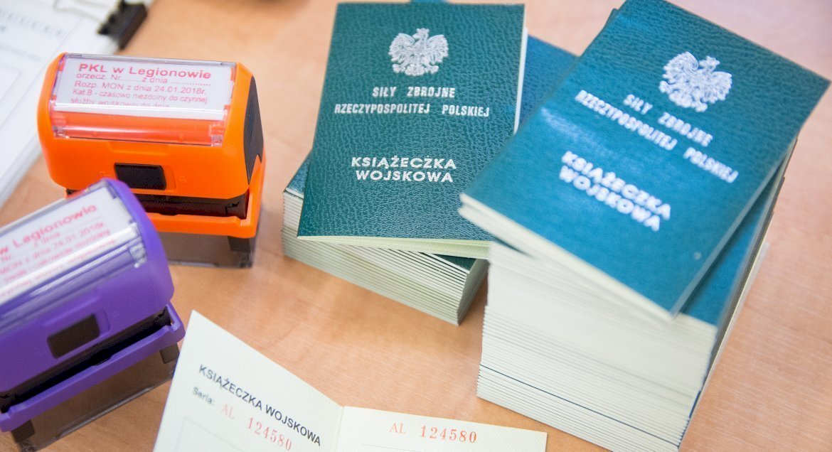 Na zdjęciu książeczki wojskowe i pieczątki