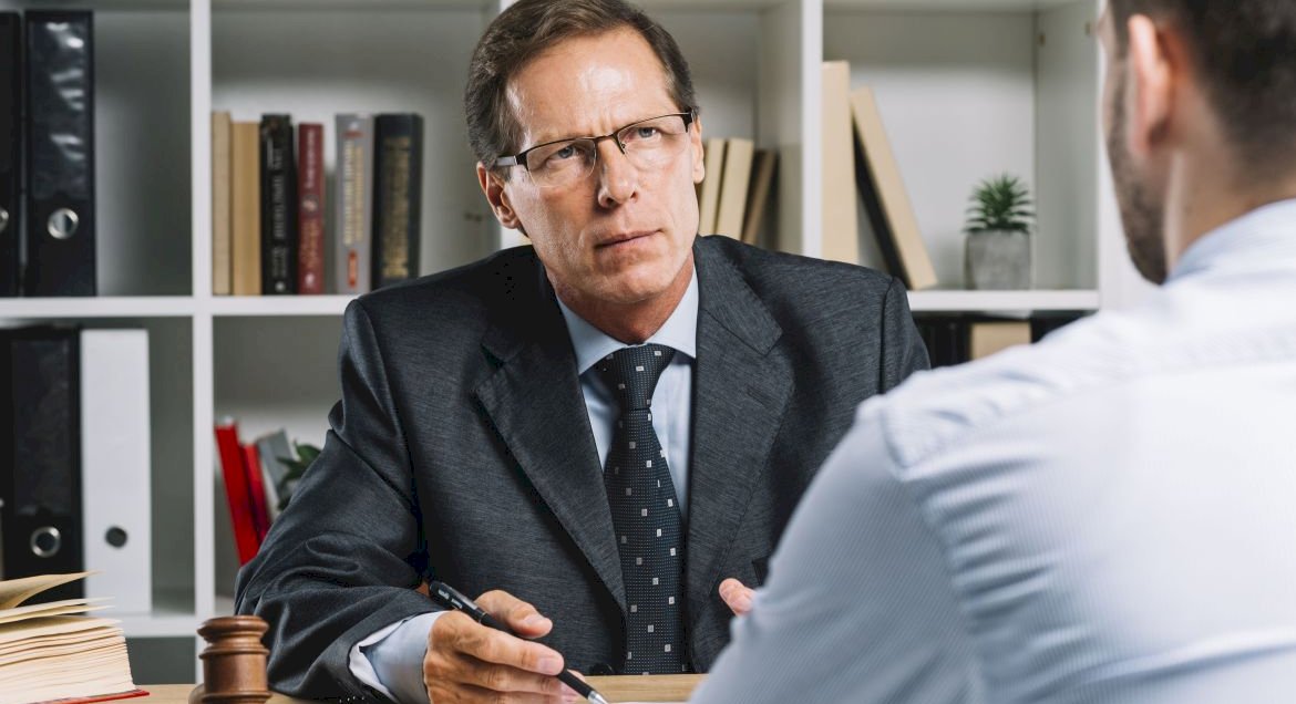 Na zdjęciu prawnik udzielający porady klientowi