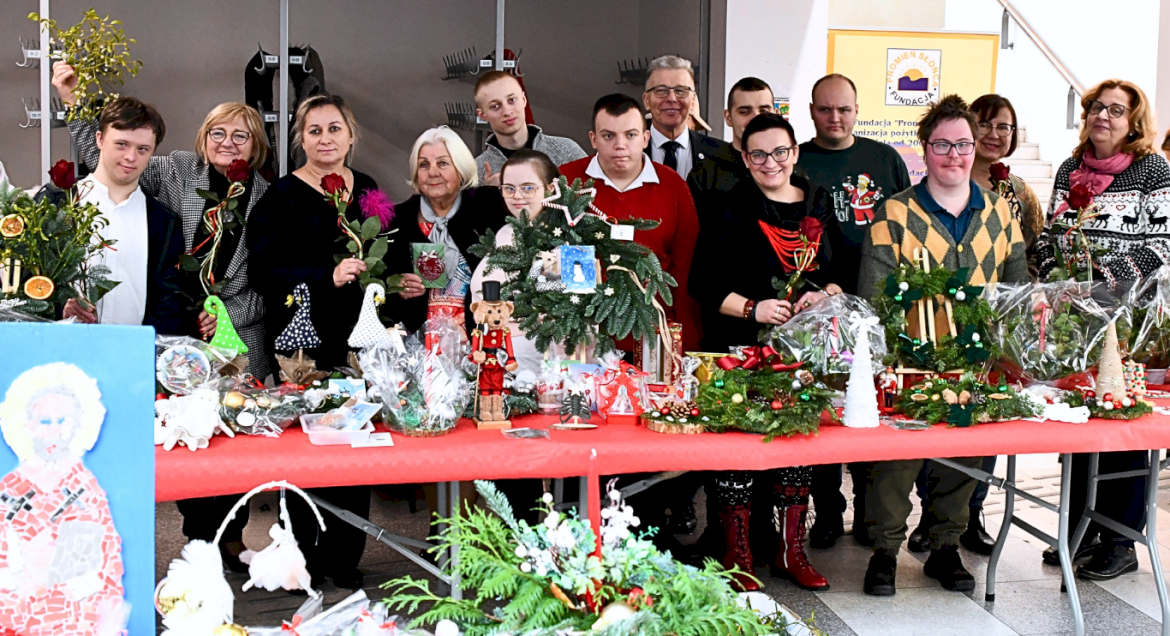 Na zdjęciu widoczni są podopieczni Fundacji Promień Słońca, którzy przygotowali kiermasz bożonarodzeniowy