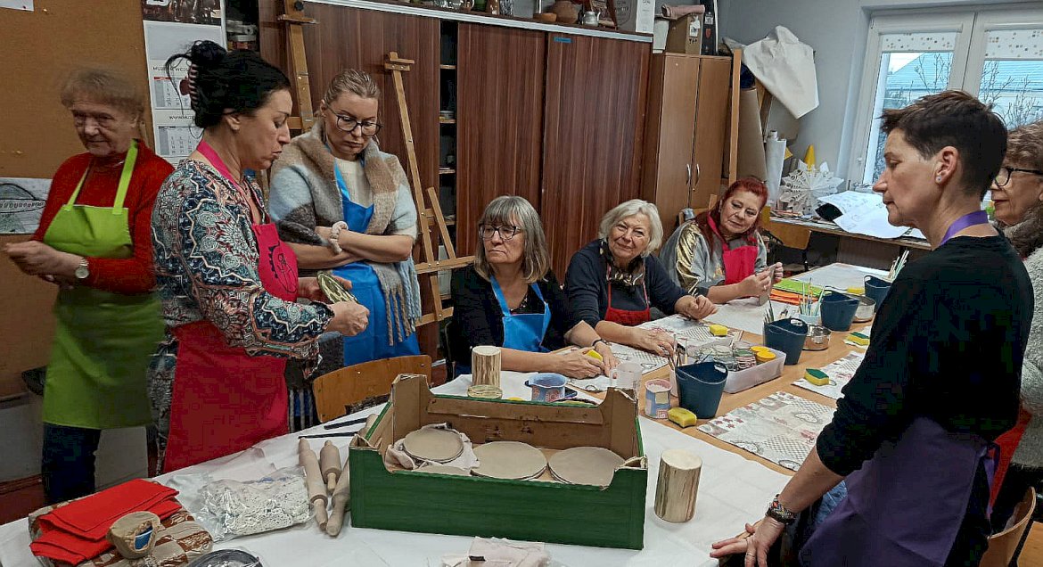 Zdjęcie - uczestnicy warsztatów ceramicznych przy pracy